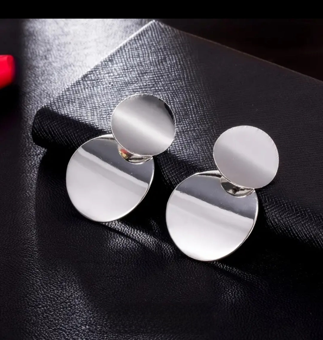 MoUi. New Vintage Minimalist Metal Element Earrings with Geometric Circular Discs – Silver